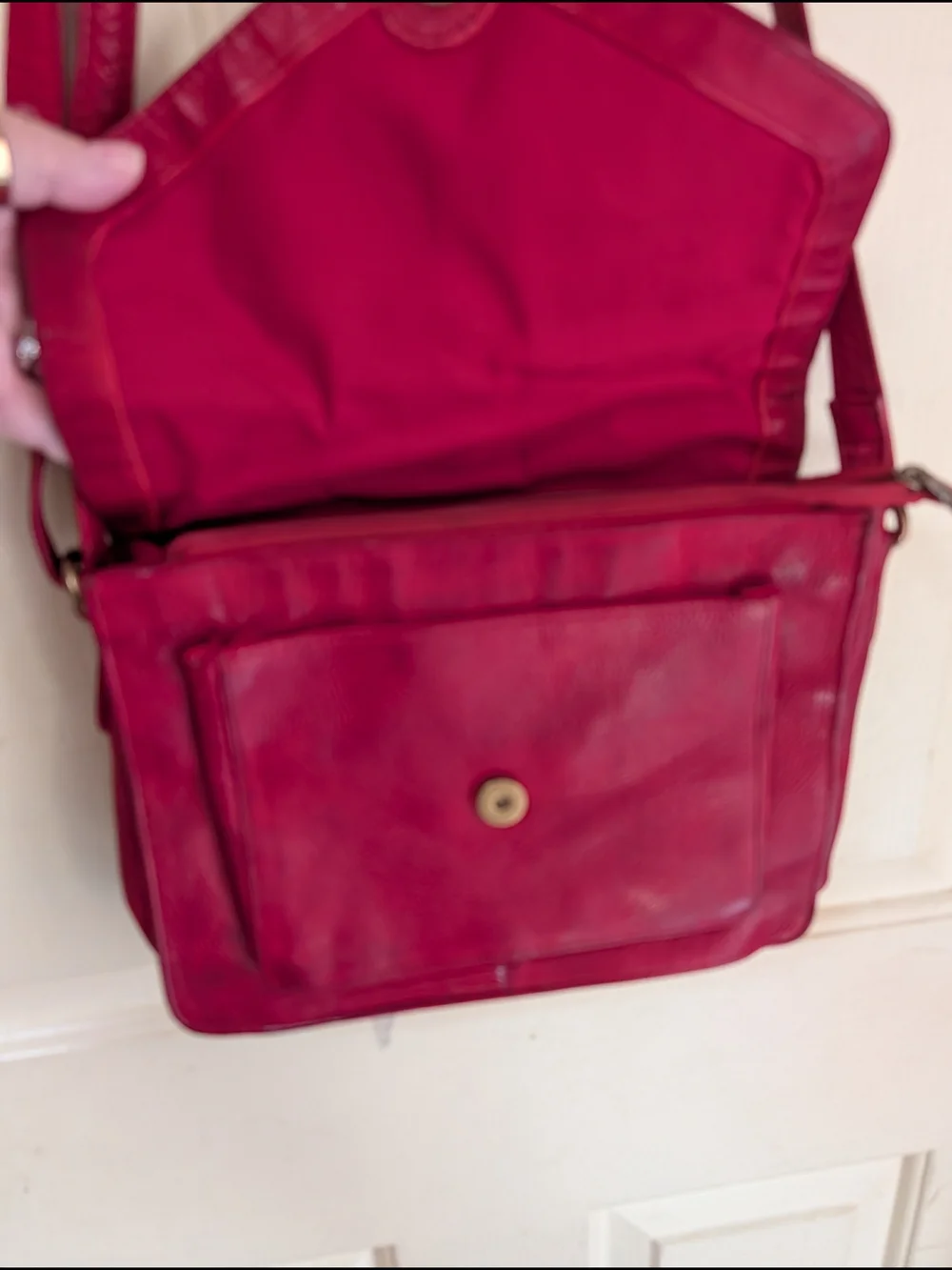Compact Red Crossbody Bag with Multiple Compartments
